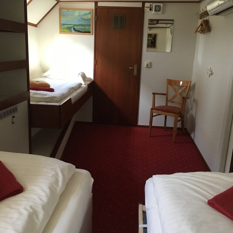 Superior cabin with 3 beds1581087149753
